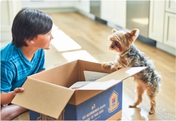 Kind und Hund freuen sich über ihre Produkte von Hill's